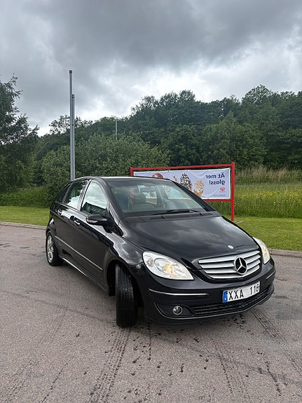 Mercedes-Benz B200 2 of 10