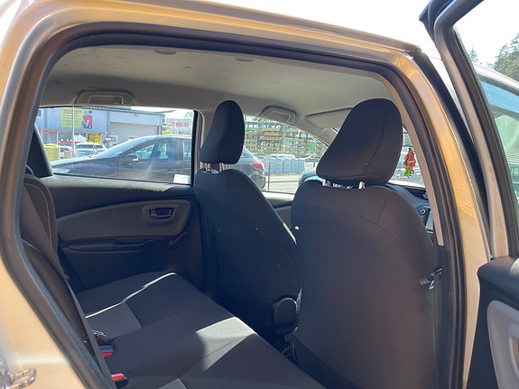 Toyota Yaris 7 of 9