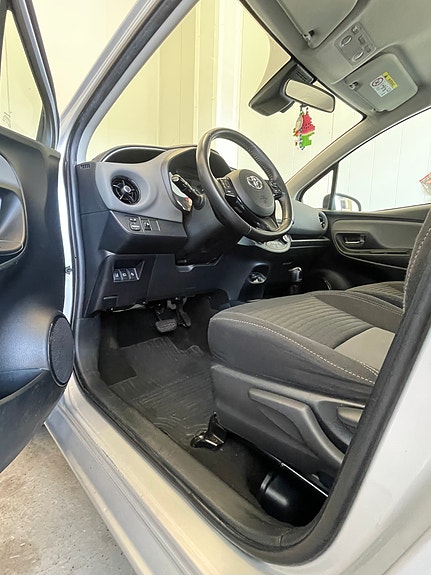 Toyota Yaris 2 of 9