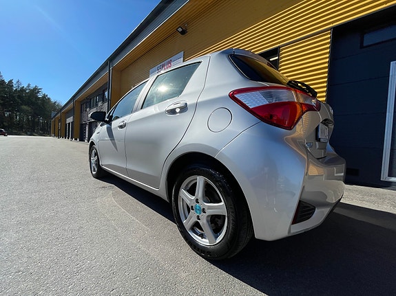 Toyota Yaris 3 of 9