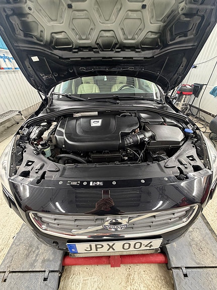 Volvo V60 2 of 9