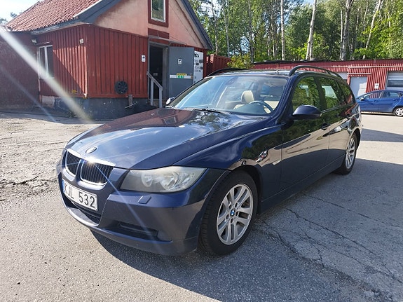 BMW 320i 2 of 10
