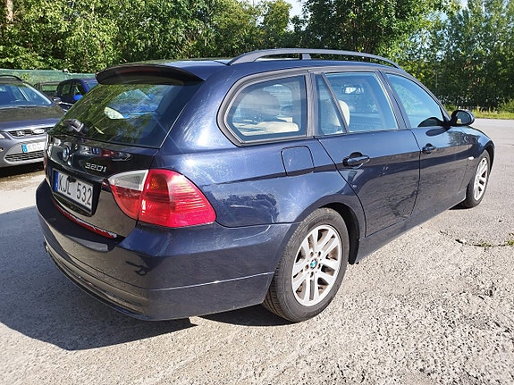 BMW 320i 5 of 10