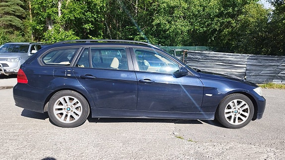 BMW 320i 4 of 10