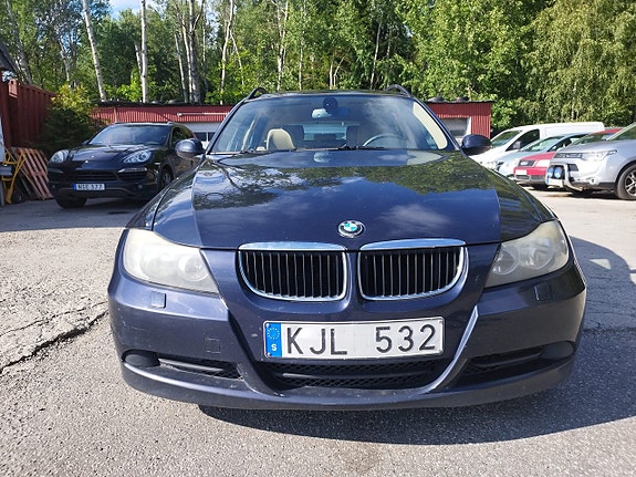 BMW 320i 3 of 10
