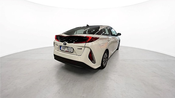 Toyota Prius Plug-in Hybrid 3 of 20