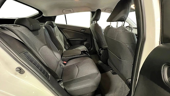 Toyota Prius Plug-in Hybrid 14 of 20