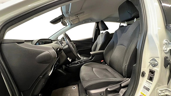 Toyota Prius Plug-in Hybrid 10 of 20