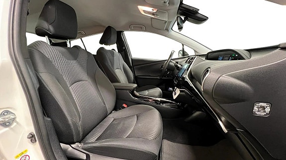 Toyota Prius Plug-in Hybrid 15 of 21
