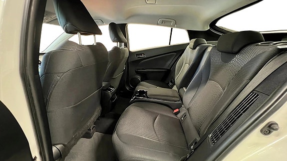 Toyota Prius Plug-in Hybrid 12 of 21