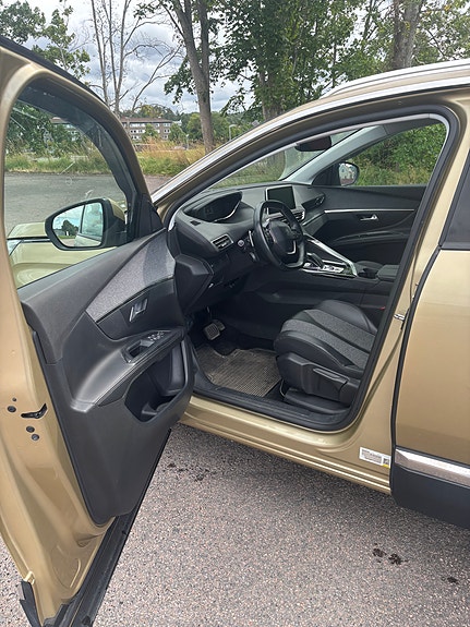 Peugeot 5008 2 of 9
