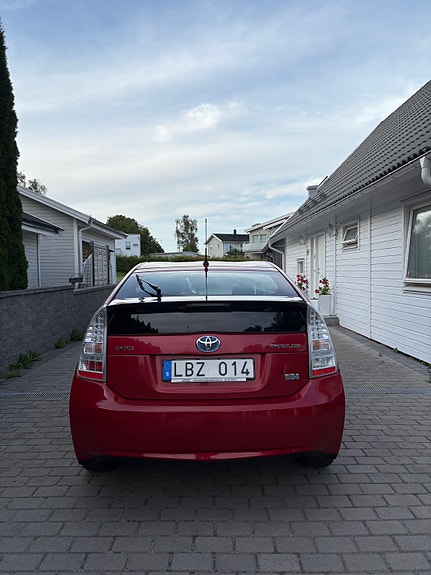 Toyota Prius 3 of 6