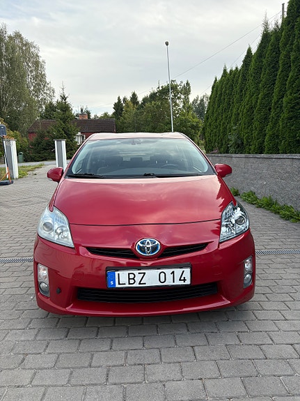 Toyota Prius 2 of 6