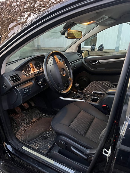 Mercedes-Benz B170 2 of 3