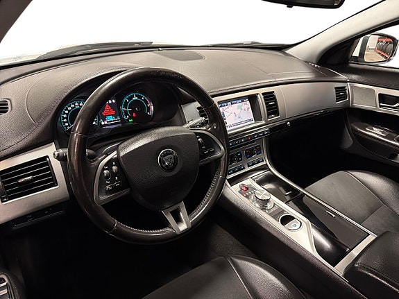 Jaguar XF 8 of 30