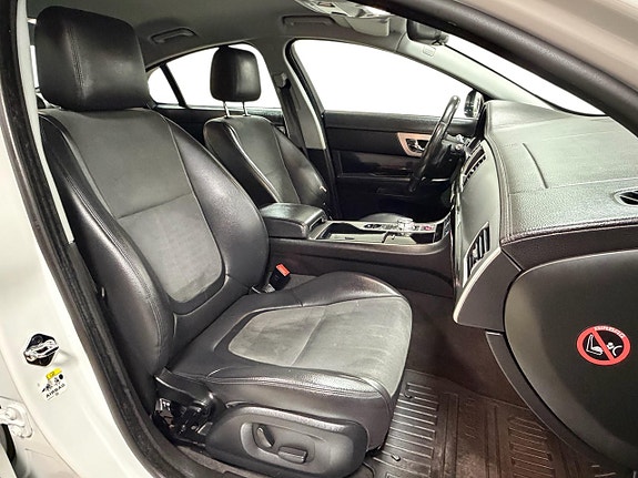 Jaguar XF 12 of 30