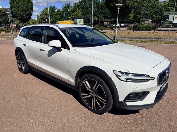 Volvo V60 Cross Country 7 of 28