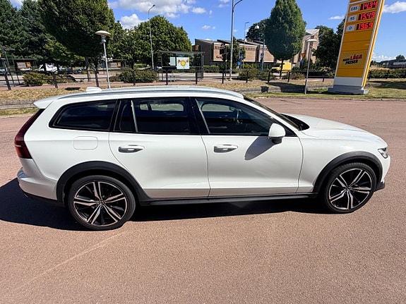 Volvo V60 Cross Country 6 of 28