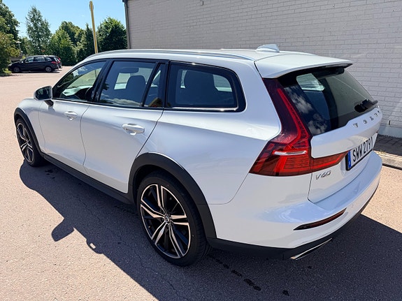 Volvo V60 Cross Country 3 of 28