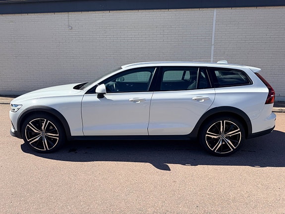 Volvo V60 Cross Country 2 of 28