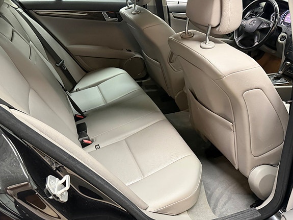 Mercedes-Benz C180 8 of 17
