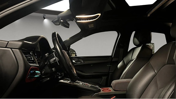 Porsche Macan 6 of 12