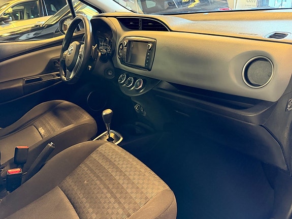 Toyota Yaris 10 of 16
