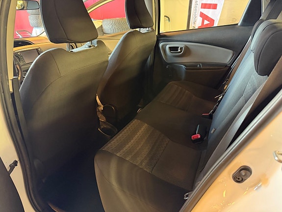 Toyota Yaris 12 of 16
