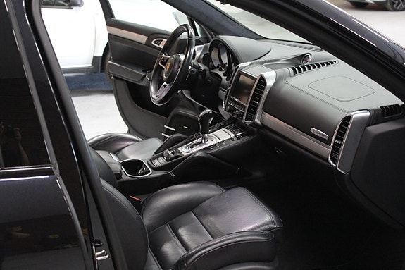 Porsche Cayenne Turbo 10 of 24