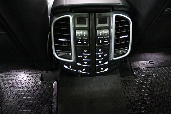 Porsche Cayenne Turbo 15 of 22