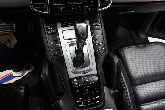Porsche Cayenne Turbo 15 of 24