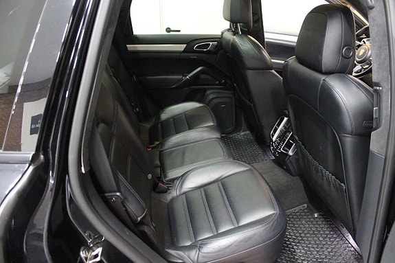 Porsche Cayenne Turbo 13 of 30