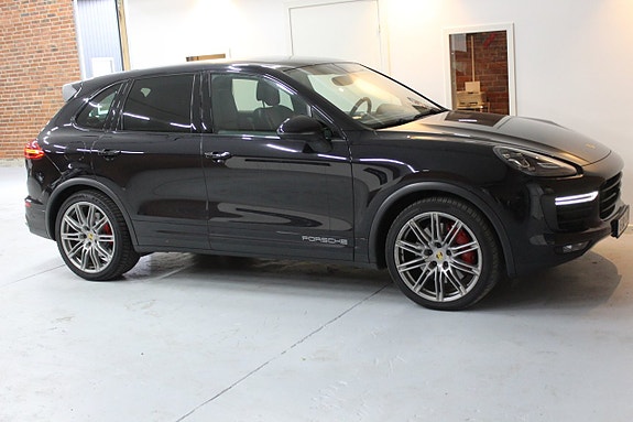Porsche Cayenne Turbo 8 of 30