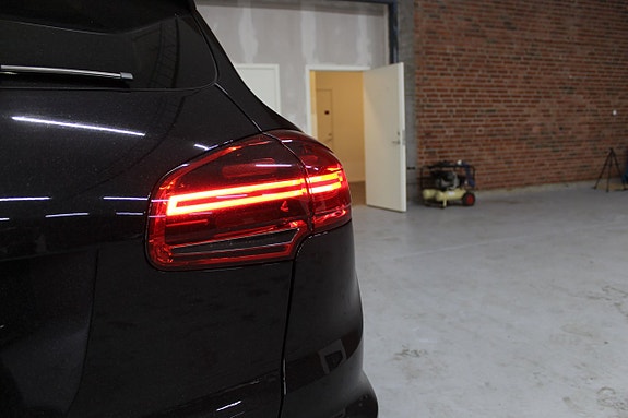 Porsche Cayenne Turbo 12 of 30