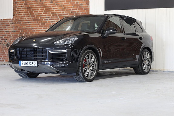 Porsche Cayenne Turbo 2 of 24