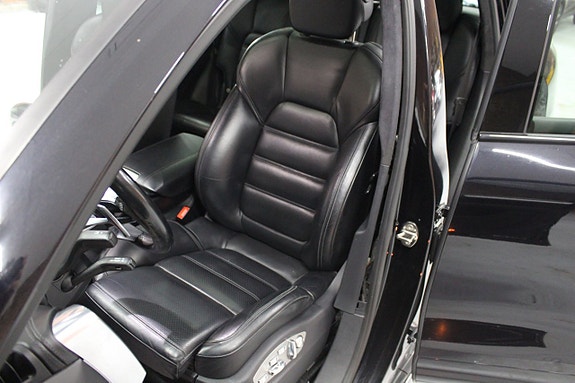 Porsche Cayenne Turbo 19 of 22