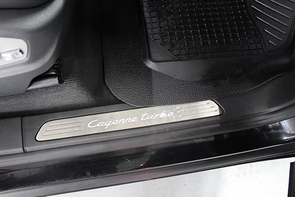Porsche Cayenne Turbo 22 of 22