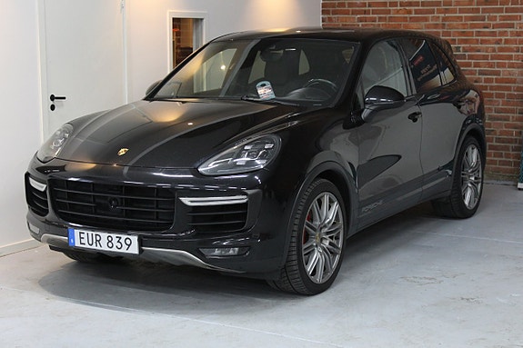 Porsche Cayenne Turbo 2 of 30