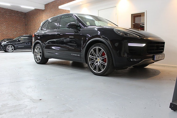 Porsche Cayenne Turbo 9 of 30