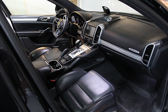 Porsche Cayenne Turbo 17 of 30