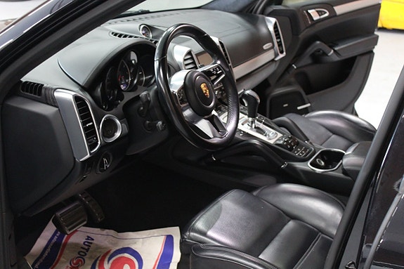 Porsche Cayenne Turbo 11 of 24