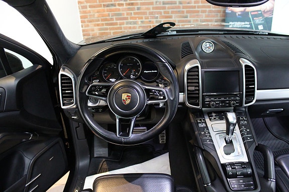 Porsche Cayenne Turbo 21 of 30