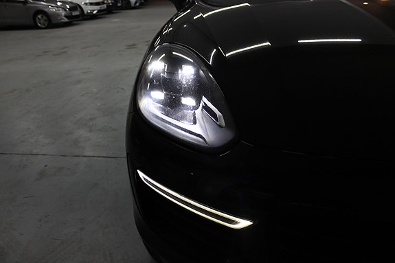 Porsche Cayenne Turbo 11 of 30