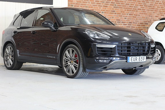 Porsche Cayenne Turbo 3 of 24