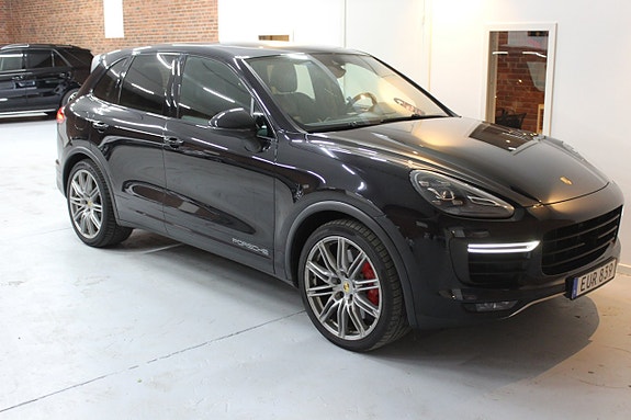 Porsche Cayenne Turbo 10 of 30
