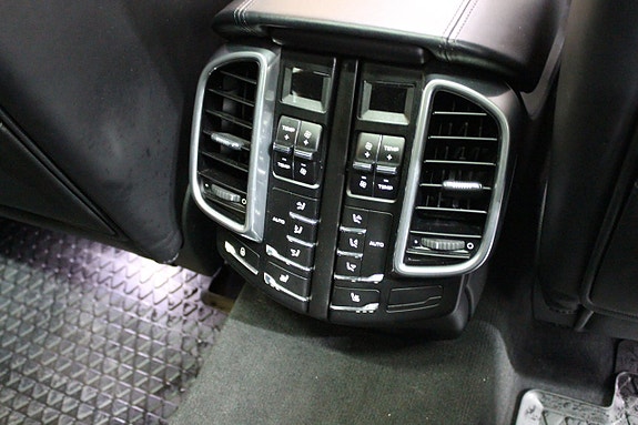 Porsche Cayenne Turbo 14 of 30
