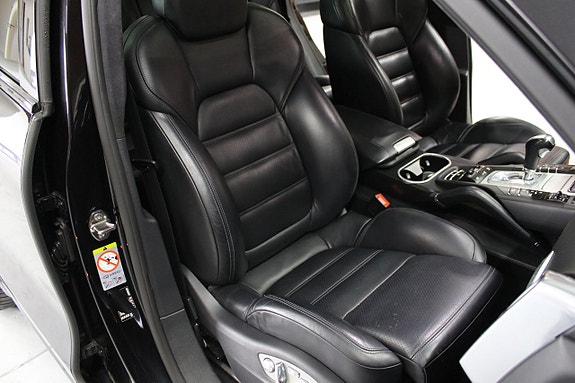 Porsche Cayenne Turbo 18 of 22