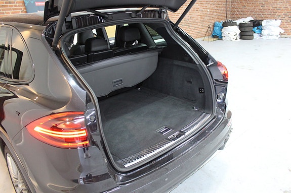 Porsche Cayenne Turbo 6 of 30