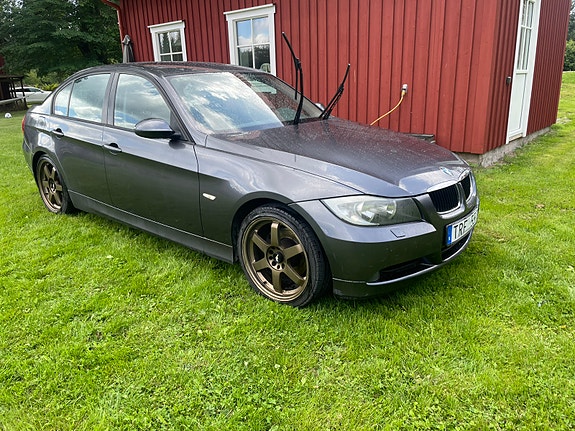 BMW 318d 2 of 3