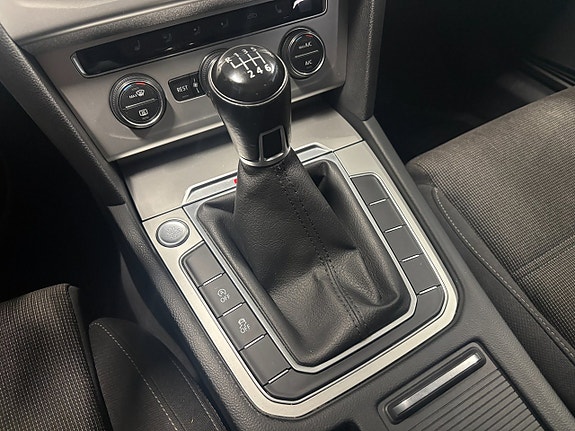 Volkswagen Passat 12 of 18